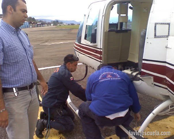 Rescate aéreo en Bell 212 personas aisladas por crecida de rio