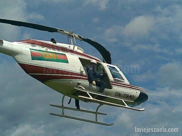 Rescate aéreo en Bell 212 personas aisladas por crecida de rio