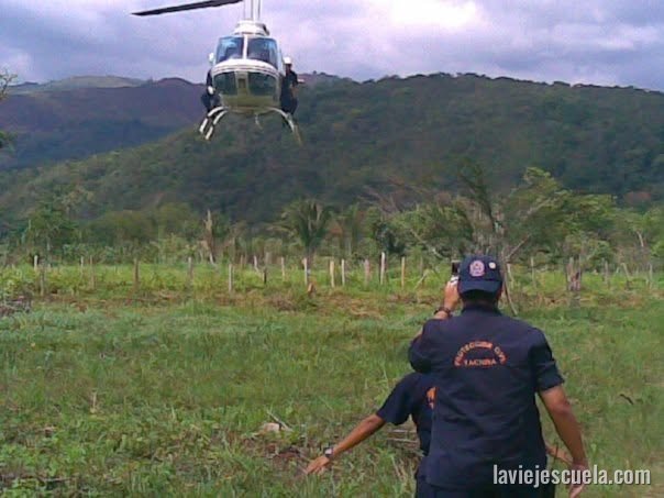 Rescate aéreo en Bell 212 personas aisladas por crecida de rio