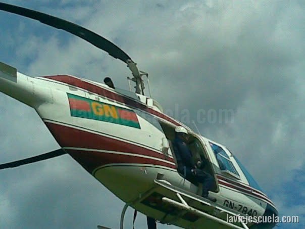 Rescate aéreo en Bell 212 personas aisladas por crecida de rio