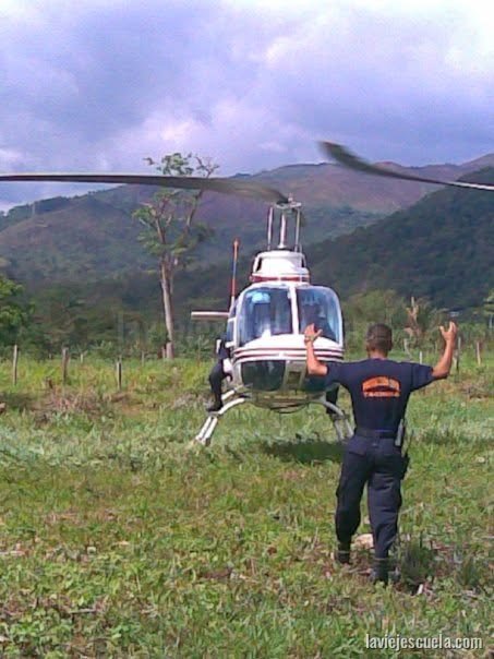 Rescate aéreo en Bell 212 personas aisladas por crecida de rio