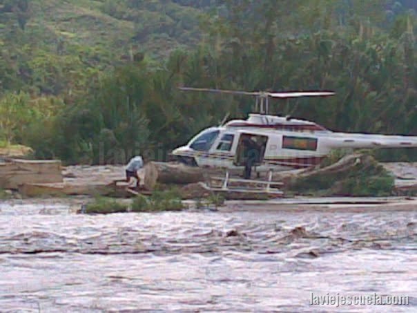 Rescate aéreo en Bell 212 personas aisladas por crecida de rio
