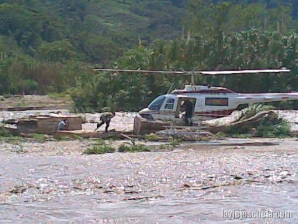 Rescate aéreo en Bell 212 personas aisladas por crecida de rio