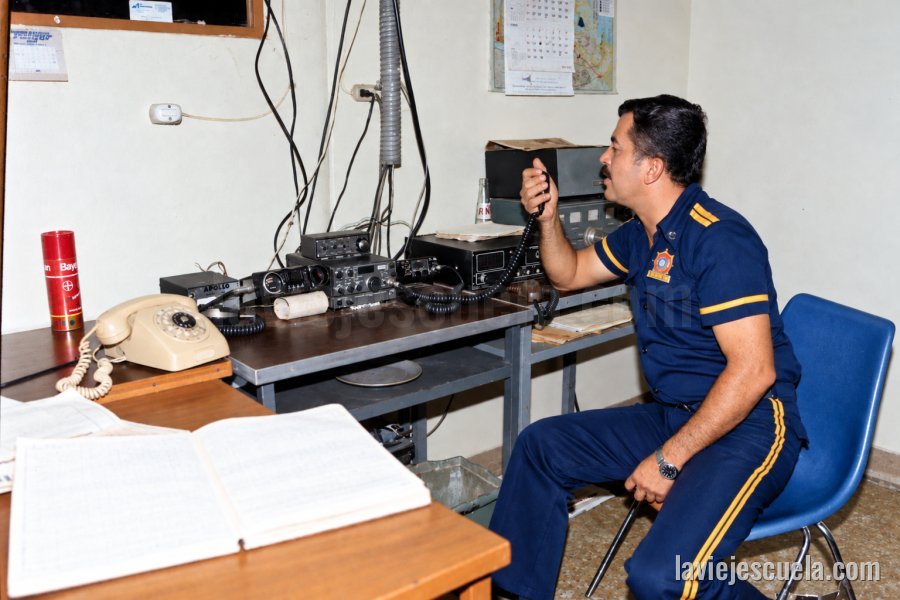 Primera sala de radio de defensa civil